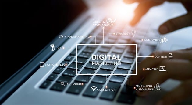 ノートパソコンのキーボードに「DIGITAL MARKETING」と関連項目の図が重なった記事サムネイル